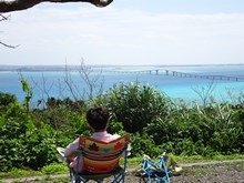 61.海に向かって思いふけっています