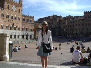 シエナの中心カンポ広場