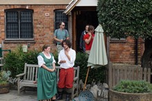 153-%e4%b8%ad%e5%ba%ad%e3%81%a7%e3%81%af%e6%bc%94%e5%8a%87%e3%81%ae%e7%b7%b4%e7%bf%92%e3%81%8c%e8%a1%8c%e3%82%8f%e3%82%8c%e3%81%a6%e3%81%84%e3%81%be%e3%81%97%e3%81%9f%e3%80%82