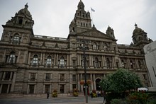 3-%e3%82%b0%e3%83%a9%e3%82%b9%e3%82%b4%e3%83%bc%e3%81%ae%e7%94%ba%e3%81%ae%e4%b8%ad%e5%bf%83%e3%81%ae%e5%ba%83%e5%a0%b4%e3%82%b8%e3%83%a7%e3%83%bc%e3%82%b8%e3%83%bb%e3%82%b9%e3%82%af%e3%82%a8%e3%82%a2